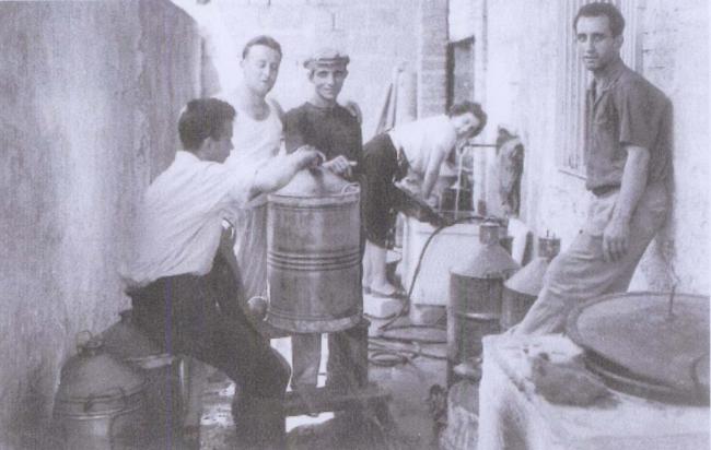 Operai al lavoro in azienda nel 1960