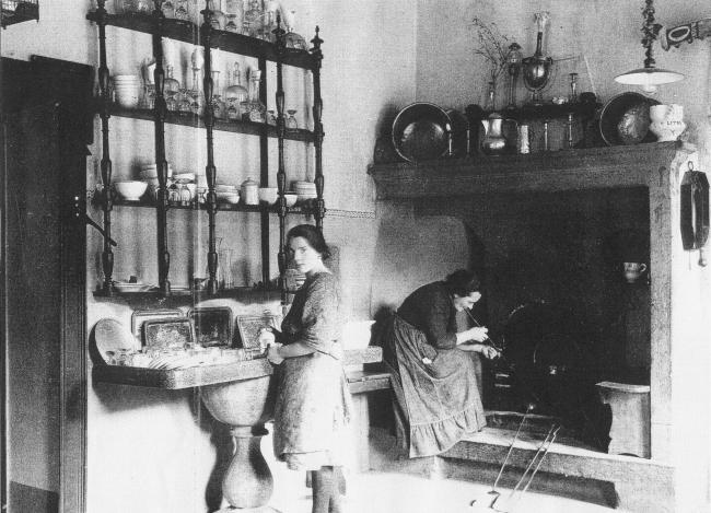 L'interno della trattoria vicino al camino, anni Quaranta