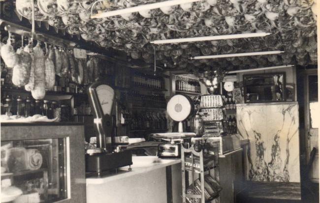 Interno della pizzicheria