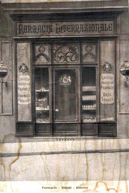 Esterno della farmacia in una fotografia dell'inizio del Novecento