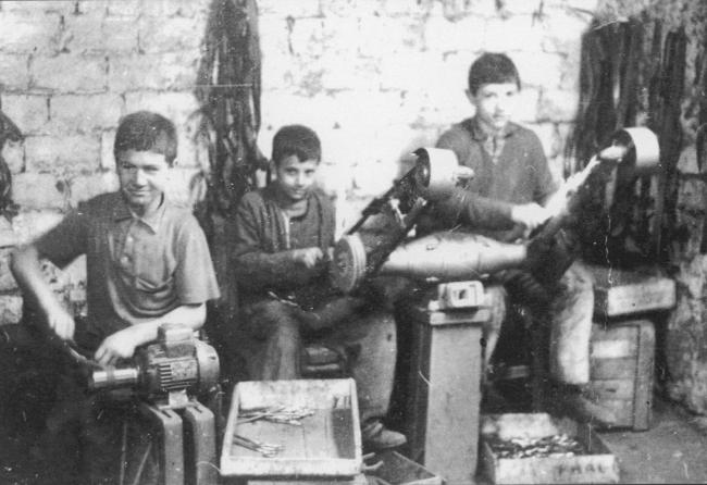Laboratorio in via Assalone: da sinistra Roberto Giuseppe Antonio, Pasqualino Francescone e Saverio Paolucci (anni cinquanta)