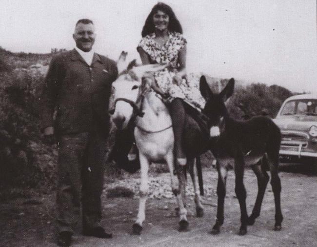 Il Cavalier Mario Valsecchi con la figlia Rosy durante un giro di rappresentanza a Tempio Pausania nel 1959.