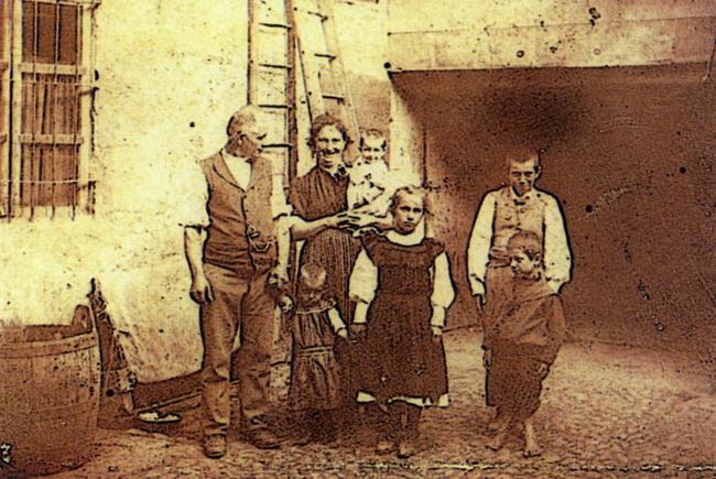 Gervaso Caremi e famiglia nel cortile del panificio (fine Ottocento)
