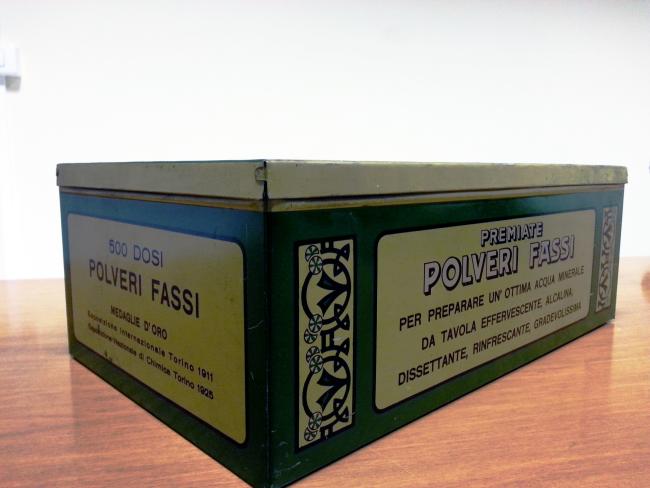 Antica scatola di premiate polveri Fassi
