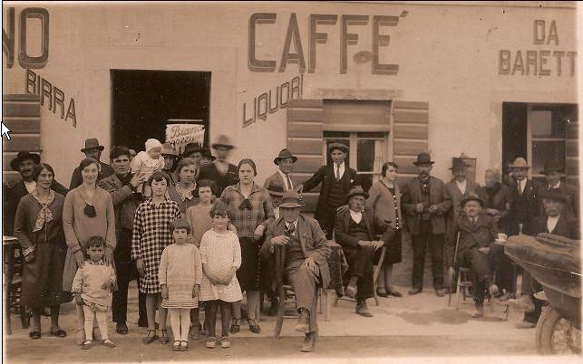 L'esterno del bar nel 1929