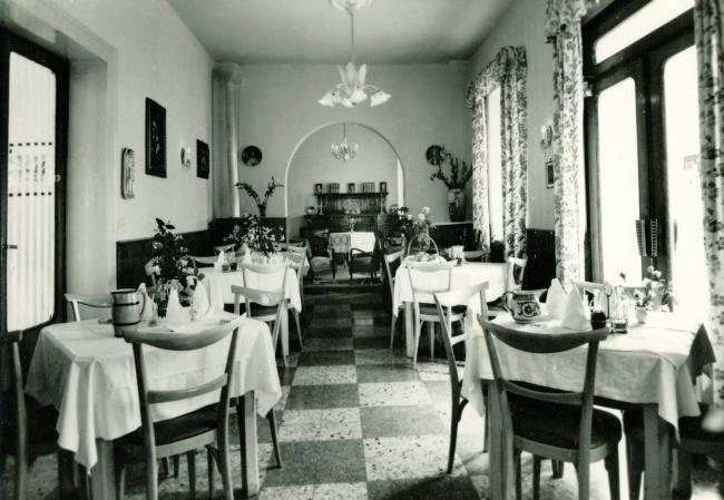 La sala ristorante dell'albergo in una fotografia storica 