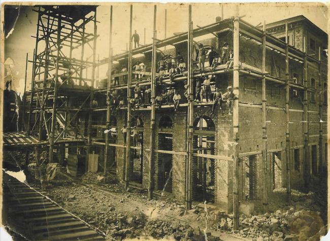 I lavori di costruzione della seconda ala dello stabilimento, 1909