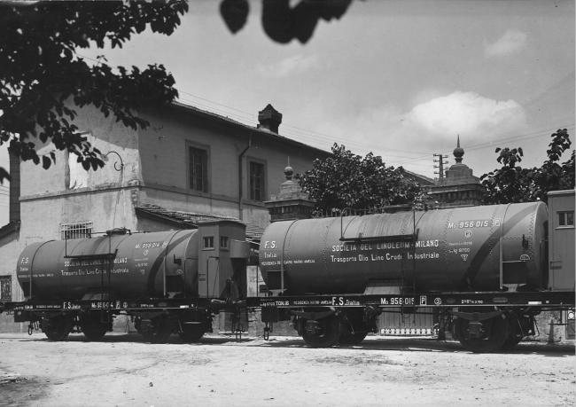 Ferrocisterna per il trasporto di olio di lino crudo utilizzato per la produzione del linoleum,  anni cinquanta