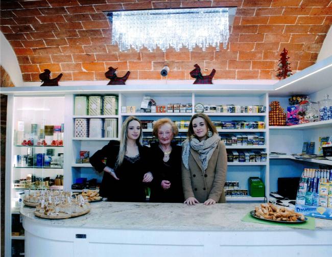 Giovanna Costantini con le nipoti Costanza (a sinistra) e Olympia all'inaugurazione del nuovo locale, 19 novembre 2017