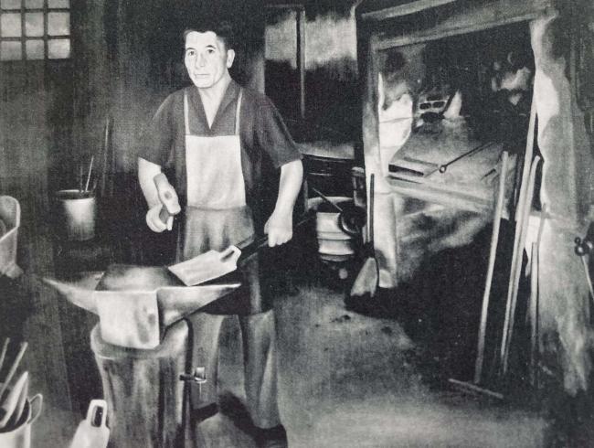 Salvatore Tardino nel 1923 mentre lavora nella sua bottega di fabbro ferraio, dipinto realizzato dall’artista Michele Giardina su commissione del figlio Giuseppe in mancanza di una memoria fotografica del padre