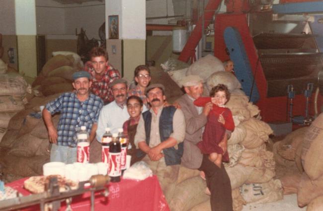 Gaspare Sarullo (in camicia bianca) con i figli Vincenzo, Calogero e Mariacarla, il suocero e tre dipendenti in un momento di pausa, 1985