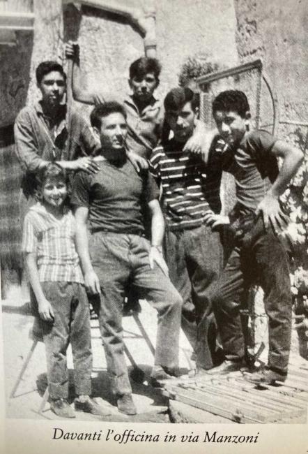 (da sinistra): Gioacchino Gallo, Calogero Nicosia, Giuseppe Tardino, Diego Canicattì, Vincenzo Tardino e Gioacchino Liuzzi di fronte l’officina di via Manzoni a Canicattì, 1962