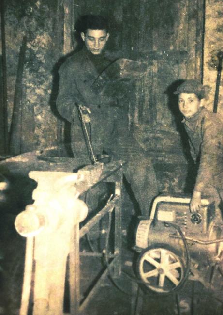 Giuseppe Tardino con il fratello Vincenzo presso la bottega dello zio Nino Salvaggio durante il periodo di apprendistato, 1962