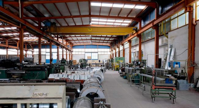 L'area di lavoro - I campata:  lavorazione lamiere in coils tramite presse, calandre e profilatrici, linea di taglio