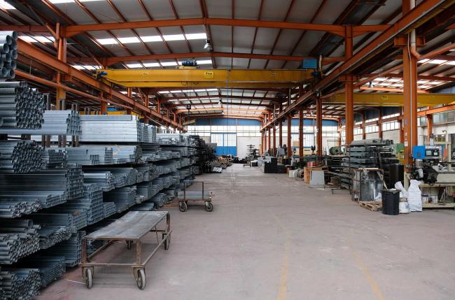 L'area di lavoro - II campata: reparto profilati neri e zincati, tubolari