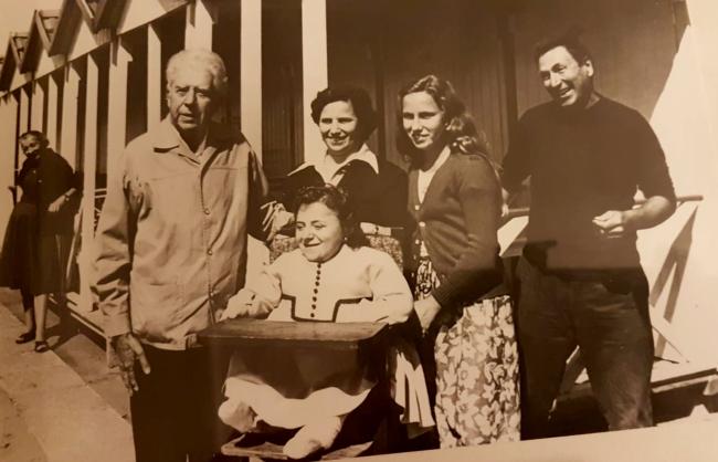Il poeta e scrittore Eugenio Montale in vacanza nello stabilimento balneare Marechiaro, anni Sessanta  