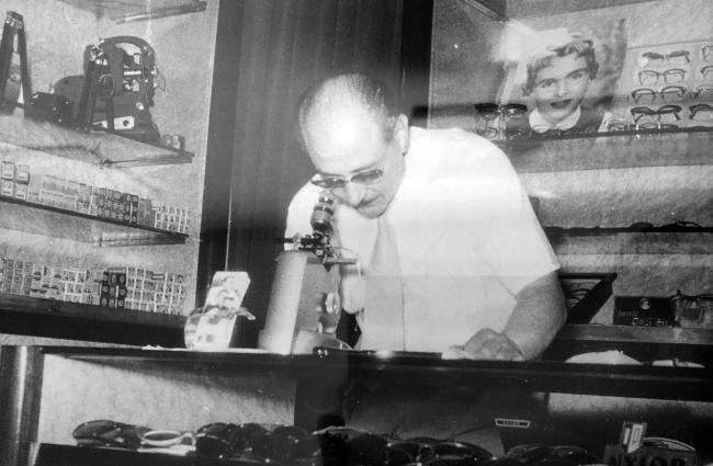 Bernardo Lo Vullo al banco di lavoro, 1953