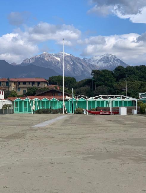 Lo stabilimento visto dal bagnasciuga  
