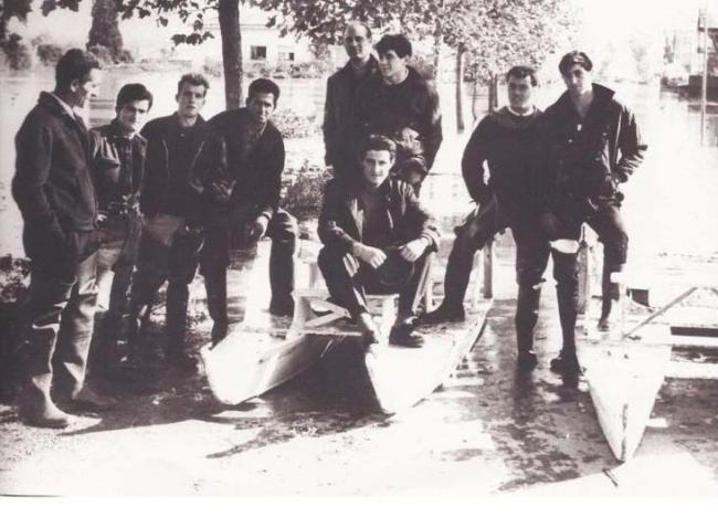 Alluvione di Firenze, 1966. Il Bagno C. Bertuccelli mise a disposizione i suoi 5 patini per soccorrere gli alluvionati. Nel gruppo che si è prodigato per tre giorni in quel di Santa Maria a Monte,  Rinaldo Cipriani (il quarto da sinistra, nipote di Samuele Bertuccelli) e Giampaolo Gemignani (secondo da destra bisgenero di Samuele Bertuccelli)