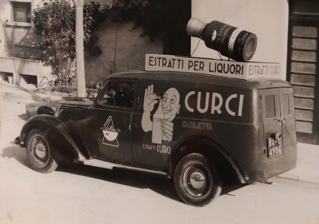 Furgone Fiat con logo e pubblicità aziendale, anni Quaranta-Cinquanta