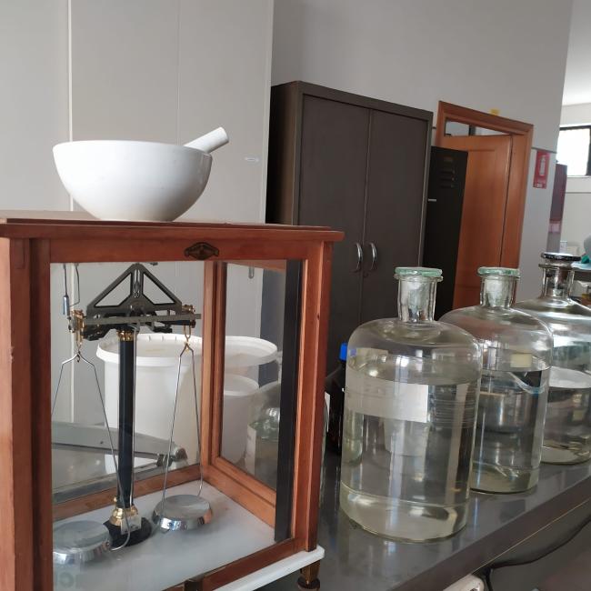 Particolare dell'attuale laboratorio con oggetti d'epoca