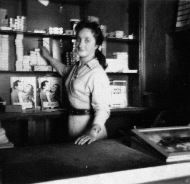 Giovanna Costantini al banco di lavoro, anni Cinquanta