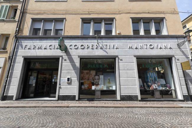 L'esterno della farmacia, oggi