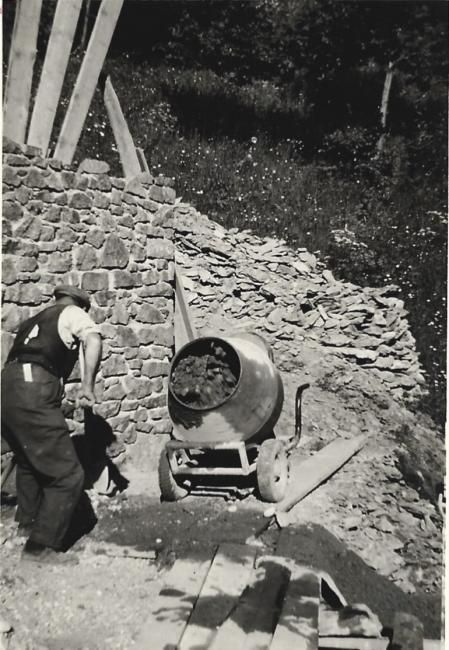 Camillo Marchisotti all’opera presso una villa di Cervatto, 1961