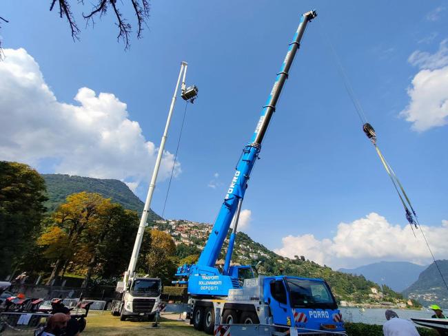 Alcune gru durante un'operazione di recupero natante, anni Duemila