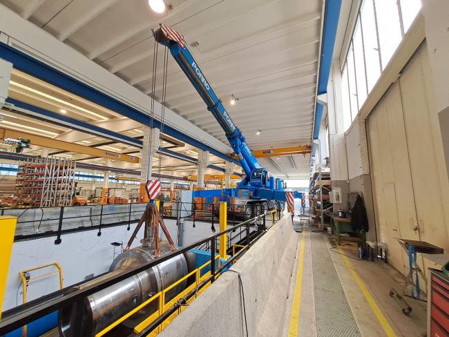 La posa in opera di un particolare di impianto industriale, anni Duemila