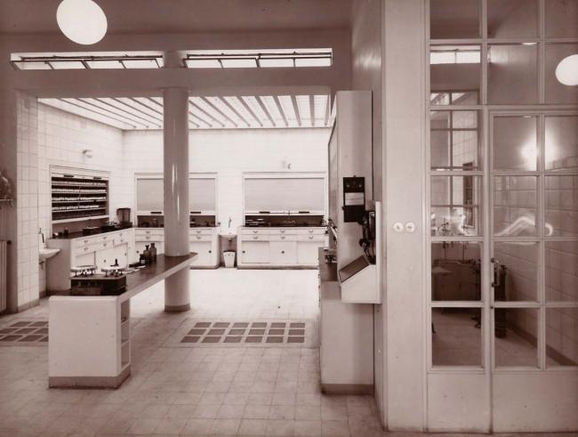 L'interno della farmacia,1938