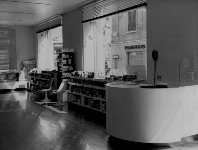 Veduta interna con l'esposizione dei prodotti cosmetici, 1974 