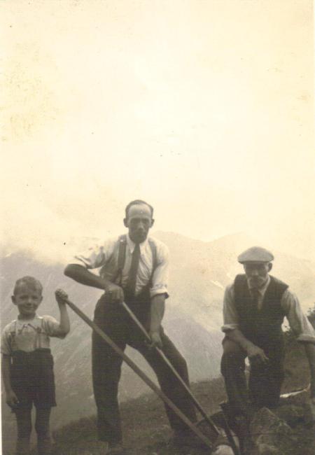 Tre generazioni al lavoro: Pietro, Camillo e Piergiorgio preparano una teleferica per l’Alpe La Rossa di Fobello, 1941