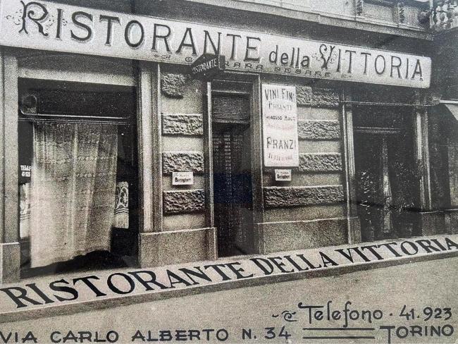 L'esterno del ristorante nel 1918....
