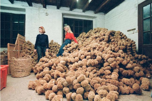 Le sorelle Rosenfeld all'interno dello stabilimento, anni Ottanta