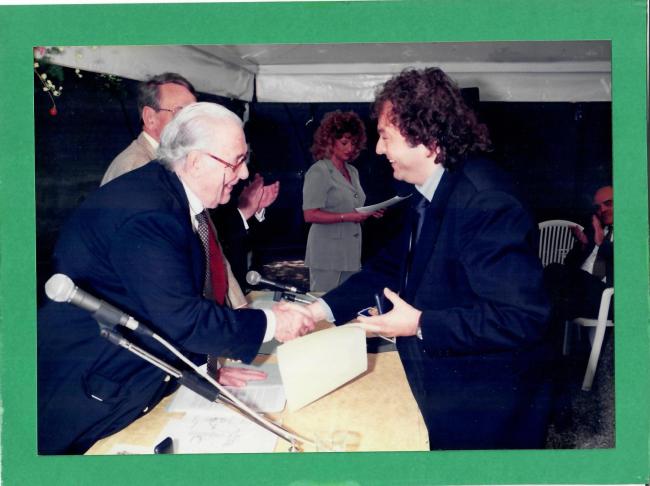 Medaglia d'oro Siae consegnata dal suo Presidente Luciano Villevieille Bideri al Presidente della Casa Editrice M. Boario, Davide Boario (a destra), 1997