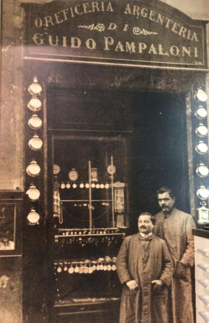 Guido Pampaloni, a sinistra, con un dipendente all'ingresso della oreficeria, anni Venti del Novecento  