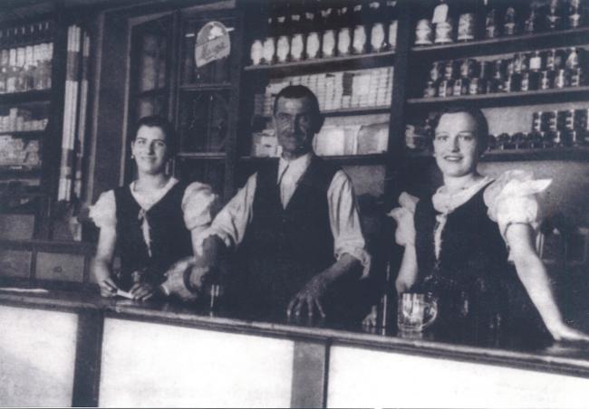 Il gestore e le commesse nella nuova sede, 1932