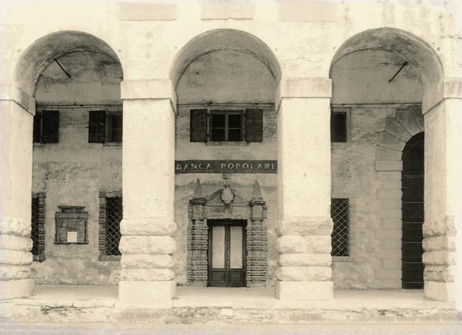La prima sede della banca al pano terra del palazzo in piazza Duomo