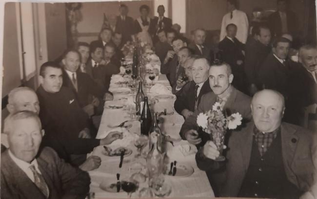 I soci della cooperativa riuniti per il pranzo sociale, anni Cinquanta