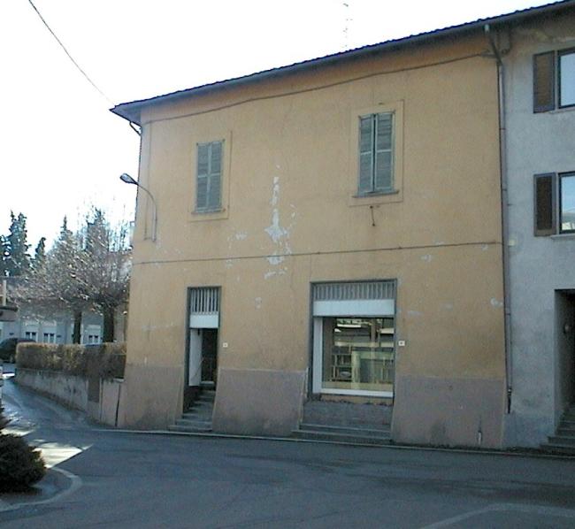 L'ingresso del bar e del negozio di alimentari, anni Settanta