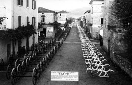 Aratri in partenza per le bonifiche dei terreni,  anni Trenta
