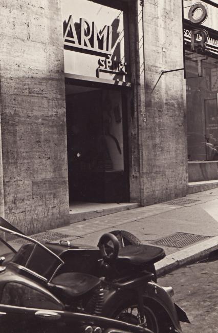 L'ingresso del negozio trasferito in via Regina Elena, anni Quaranta