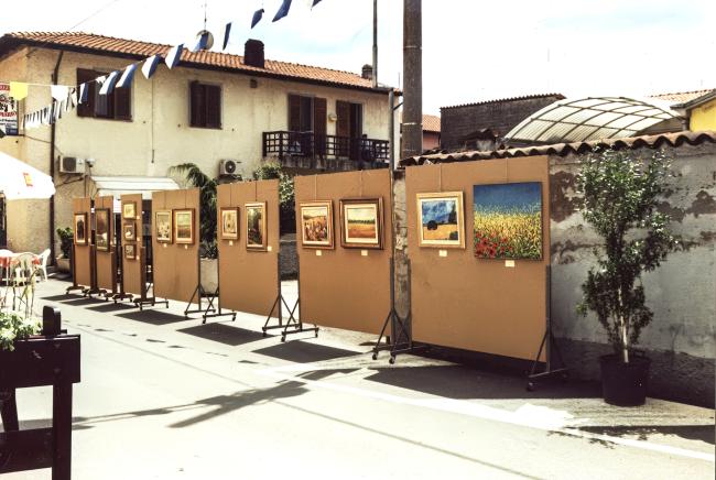 Esposizione di dipinti all'esterno dell'esercizio commerciale