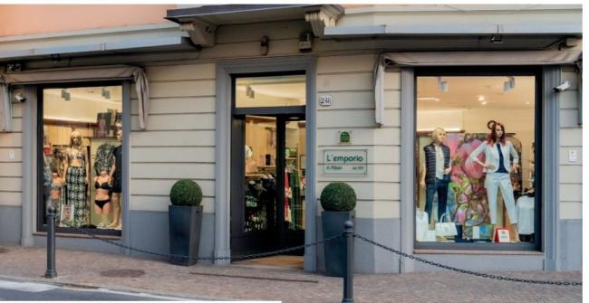 L'ingresso e le vetrine, oggi