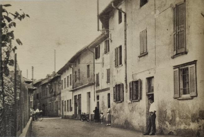 L'esterno del negozio ai primo del Novecento......