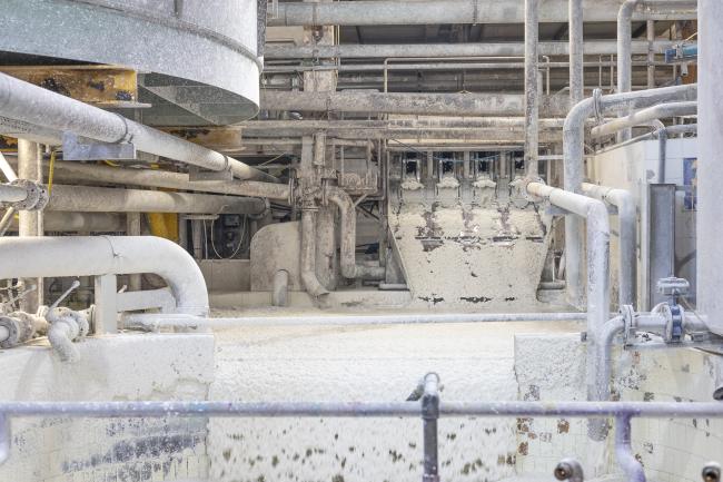 Tina di Miscelazione: all'impasto fibroso vengono aggiunte cariche inorganiche, amido, colla e coloranti che, opportunamente dosati, contribuiscono alla realizzazione del tipo di carta che si vuole produrre. Rossano Veneto, 2023, Archivio Favini