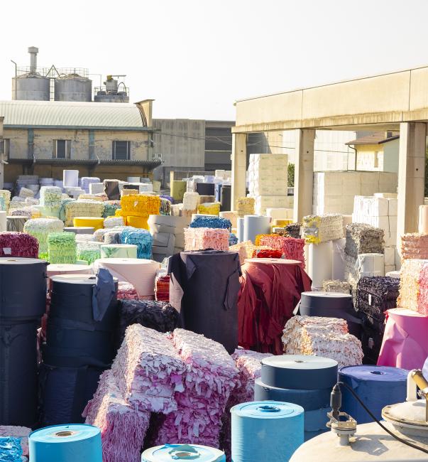 Piazzale in cui vengono stoccati ritagli e scarti di produzione e trasformazione. Dopo essere stati suddivisi per tipologia e colore, vengono riutilizzati nel ciclo produttivo della Cartiera. Rossano Veneto, 2023, Archivio Favini
