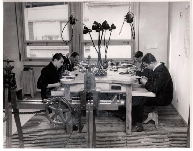 Incisori al lavoro in atelier, anni Cinquanta