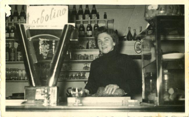 Rosi Forcato impegnata nel consueto turno di lavoro dalle 6 alle 24, 1954 